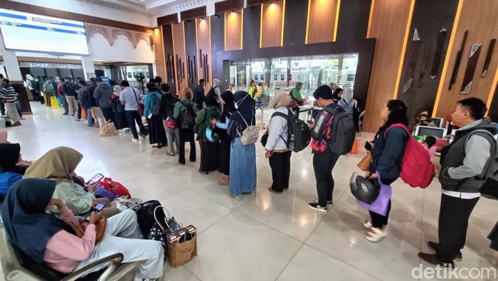 Calon penumpang mengantre membatalkan tiket KA Kamandaka karena rel KA terdampak longsor di Stasiun Purwokerto, Senin (4/12/2023).