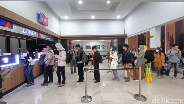 Calon penumpang mengantre membatalkan tiket KA Kamandaka karena rel KA terdampak longsor di Stasiun Purwokerto, Senin (4/12/2023).
