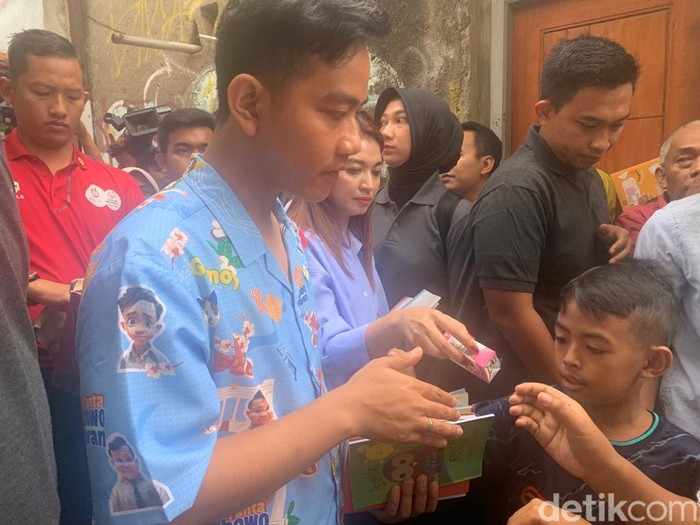 Cawapres nomor urut 2, Gibran Rakabuming Raka, melakukan blusukan ke daerah Poris, Tangerang. Dia membagikan buku tulis dan susu ke anak-anak. (Mulia B/detikcom)
