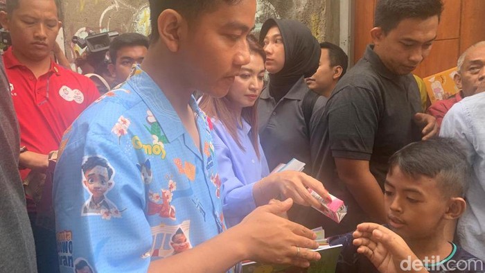 Cawapres nomor urut 2, Gibran Rakabuming Raka, melakukan blusukan ke daerah Poris, Tangerang. Dia membagikan buku tulis dan susu ke anak-anak. (Mulia B/detikcom)