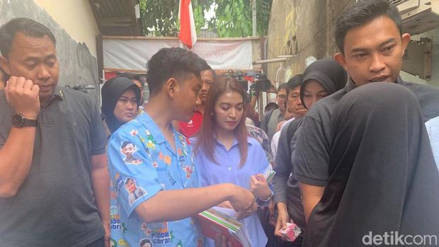 Cawapres nomor urut 2, Gibran Rakabuming Raka, melakukan blusukan ke daerah Poris, Tangerang. Dia membagikan buku tulis dan susu ke anak-anak. (Mulia B/detikcom)