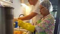 Tak hanya sendiri, ia juga kerap dibantu oleh sang suami, Mohamed Anthony John Sinclair. Begini kekompakan mereka berdua saat di dapur. Foto: Instagram @dida_sinclair