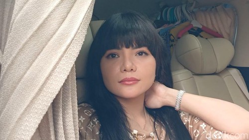 Dinar Candy tak bisa jawab soal tudingan nikah siri denga Koh Apex.