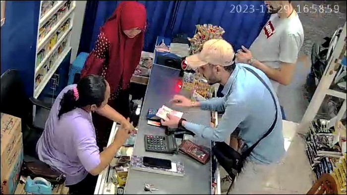 Dua bule gasak Rp 4 juta dari pegawai minimarket Banyuwangi dengan trik sulap.