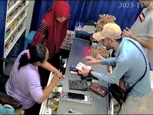 Trik Sulap 2 Bule Gondol Rp 4 Juta dari Minimarket Banyuwangi