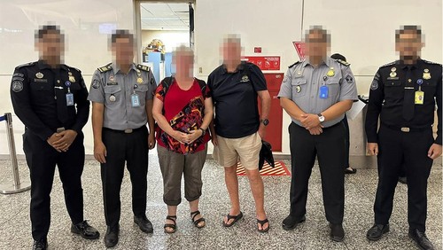 Dua WN Australia dideportasi karena salah gunakan ijin tinggal untuk sewakan properti di Bali. Keduannya dipulangkan melalui Bandara I Gusti Ngurah Rai Bali, pada Senin (4/12/2023). (Dok.  Imigrasi Singaraja)