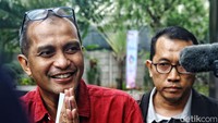Eddy Hiarie memenuhi panggilan KPK dengan mengenakan kemeja berwarna merah. Dia sempat menyapa awak media sebelum memasuki gedung KPK.  