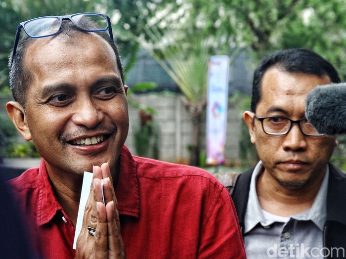 Wamenkumham Edward Omar Sharif Hiariej atau Eddy Hiariej tiba di Gedung Merah Putih KPK, Jakarta, Senin (4/12/2023). Ia diperiksa sebagai saksi dalam kasus suap dan gratifikasi. Sebagai catatan, status Eddy Hiariej dalam kasus tersebut merupakan tersangka.