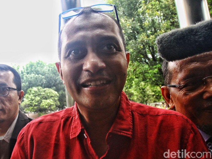 Wamenkumham Edward Omar Sharif Hiariej atau Eddy Hiariej tiba di Gedung Merah Putih KPK, Jakarta, Senin (4/12/2023). Ia diperiksa sebagai saksi dalam kasus suap dan gratifikasi. Sebagai catatan, status Eddy Hiariej dalam kasus tersebut merupakan tersangka.