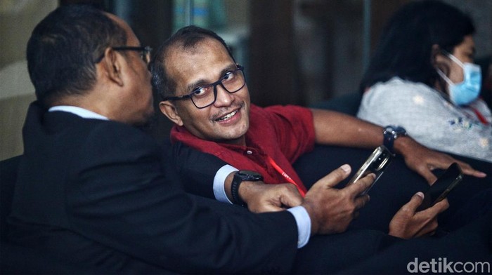Wamenkumham Edward Omar Sharif Hiariej atau Eddy Hiariej tiba di Gedung Merah Putih KPK, Jakarta, Senin (4/12/2023). Ia diperiksa sebagai saksi dalam kasus suap dan gratifikasi. Sebagai catatan, status Eddy Hiariej dalam kasus tersebut merupakan tersangka.