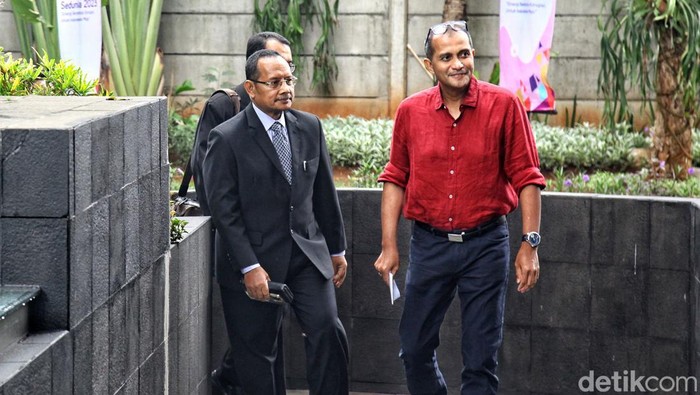 Eddy Hiariej Diperiksa KPK Sebagai Saksi Kasus Suap Wamenkumham Edward Omar Sharif Hiariej atau Eddy Hiariej tiba di Gedung Merah Putih KPK, Jakarta, Senin (4/12/2023). Ia diperiksa sebagai saksi dalam kasus suap dan gratifikasi. Sebagai catatan, status Eddy Hiariej dalam kasus tersebut merupakan tersangka.