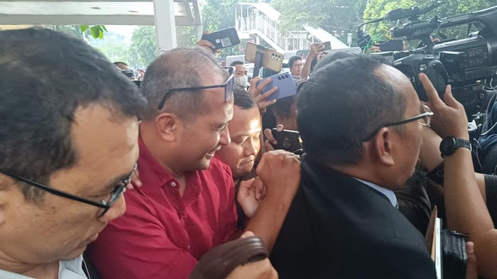 Eddy Hiariej (kemeja merah) keluar dari KPK (Adrial/detikcom)