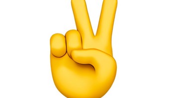 Peace emoji atau Victory Hand emoj sering dipakai untuk menandakan perdamaian atau kemenangan. Lain halnya di Inggris. Kalau di slang-nya Inggris (blighty) ini bisa berarti enyah kau!. Wah, wah, bisa kacau. Foto: Brightside