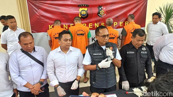 Empat pekerka tempat penyulingan minyak ilegal diamankan polisi