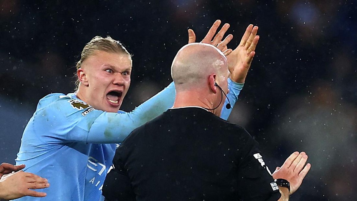 Momen Haaland memprotes keputusan wasit Hooper di laga melawan Tottenham. Foto: Action Images via Reuters/LEE SMITH