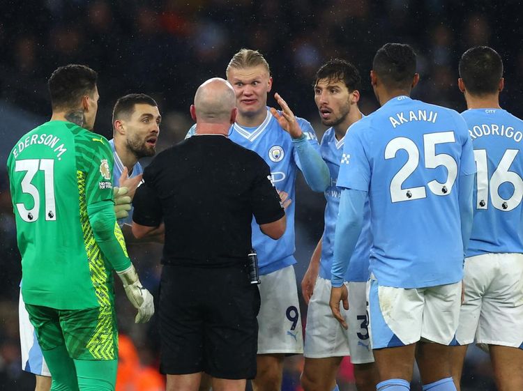 Jarang Terjadi, Haaland Mencak-mencak ke Wasit