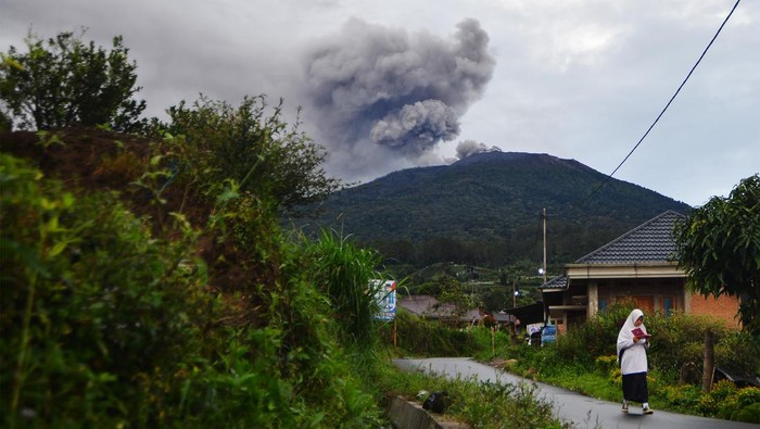 Gunung Marapi yang mengeluarkan abu vulkanik terlihat dari Nagari Batu Palano, Agam, Sumatera Barat, Senin (4/12/2023). Gunung dengan ketinggian 2.891 mdpl itu mengalami beberapa kali erupsi dan embusan sejak Minggu (3/12/2023) dengan status berdasarkan Pusat Vulkanologi dan Mitigasi Bencana Geologi (PVMBG) yakni waspada level II.  ANTARA FOTO/Iggoy el Fitra/aww.