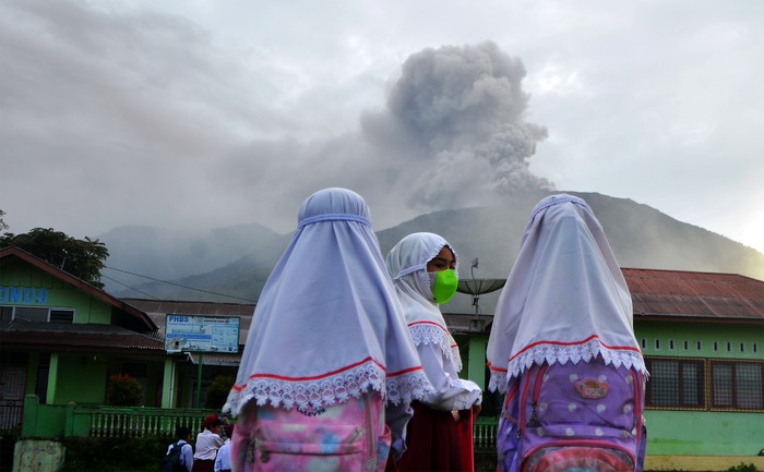 Gunung Marapi yang mengeluarkan abu vulkanik terlihat dari Nagari Batu Palano, Agam, Sumatera Barat, Senin (4/12/2023). Gunung dengan ketinggian 2.891 mdpl itu mengalami beberapa kali erupsi dan embusan sejak Minggu (3/12/2023) dengan status berdasarkan Pusat Vulkanologi dan Mitigasi Bencana Geologi (PVMBG) yakni waspada level II.  ANTARA FOTO/Iggoy el Fitra/aww.