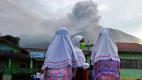 Gunung Marapi di wilayah Kabupaten Agam dan Tanah Datar, Sumatera Barat, meletus pada Minggu (3/12) sekitar pukul 14.54 WIB. Meletusnya gunung api berketinggian 2.891 mdpl ini ditandai dengan muntahan kolom abu berisi material vulkanik hingga 3.000 meter dari puncak kawah yang disertai suara gemuruh. (ANTARA FOTO/Iggoy el Fitra)