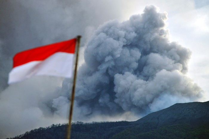 Gunung Marapi yang mengeluarkan abu vulkanik terlihat dari Nagari Batu Palano, Agam, Sumatera Barat, Senin (4/12/2023). Gunung dengan ketinggian 2.891 mdpl itu mengalami beberapa kali erupsi dan embusan sejak Minggu (3/12/2023) dengan status berdasarkan Pusat Vulkanologi dan Mitigasi Bencana Geologi (PVMBG) yakni waspada level II.  ANTARA FOTO/Iggoy el Fitra/aww.