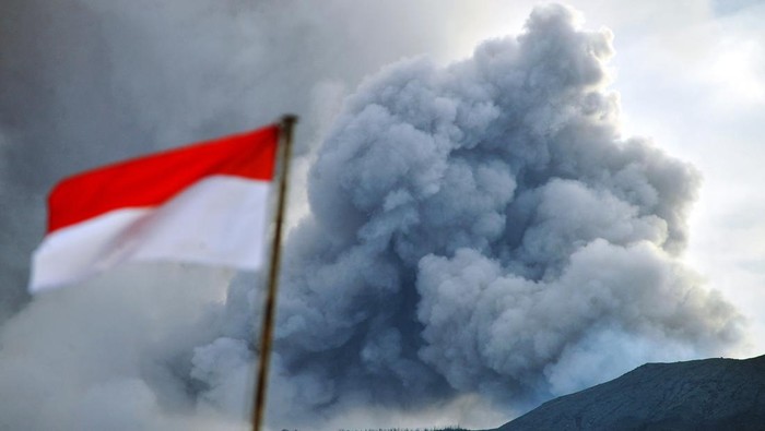 Gunung Marapi yang mengeluarkan abu vulkanik terlihat dari Nagari Batu Palano, Agam, Sumatera Barat, Senin (4/12/2023). Gunung dengan ketinggian 2.891 mdpl itu mengalami beberapa kali erupsi dan embusan sejak Minggu (3/12/2023) dengan status berdasarkan Pusat Vulkanologi dan Mitigasi Bencana Geologi (PVMBG) yakni waspada level II.  ANTARA FOTO/Iggoy el Fitra/aww.