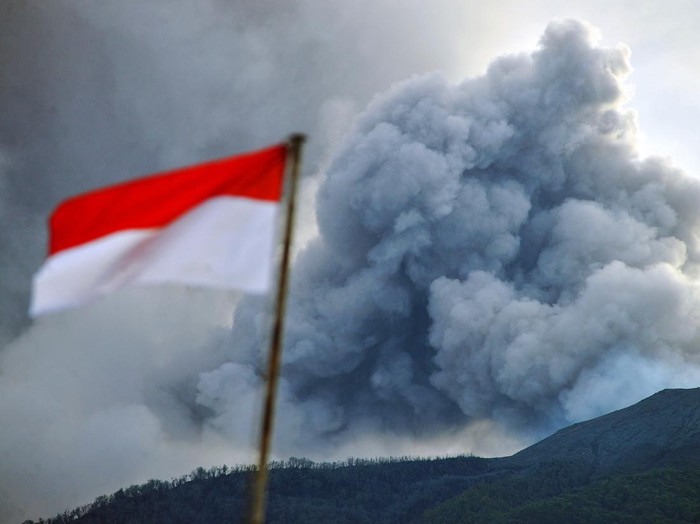 Gunung Marapi yang mengeluarkan abu vulkanik terlihat dari Nagari Batu Palano, Agam, Sumatera Barat, Senin (4/12/2023). Gunung dengan ketinggian 2.891 mdpl itu mengalami beberapa kali erupsi dan embusan sejak Minggu (3/12/2023) dengan status berdasarkan Pusat Vulkanologi dan Mitigasi Bencana Geologi (PVMBG) yakni waspada level II.  ANTARA FOTO/Iggoy el Fitra/aww.