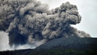 Gunung Marapi yang mengeluarkan abu vulkanik terlihat dari Nagari Batu Palano, Agam, Sumatera Barat, Senin (4/12/2023) pagi.