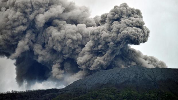 Gunung Marapi yang mengeluarkan abu vulkanik terlihat dari Nagari Batu Palano, Agam, Sumatera Barat, Senin (4/12/2023). Gunung dengan ketinggian 2.891 mdpl itu mengalami beberapa kali erupsi dan embusan sejak Minggu (3/12/2023) dengan status berdasarkan Pusat Vulkanologi dan Mitigasi Bencana Geologi (PVMBG) yakni waspada level II.  ANTARA FOTO/Iggoy el Fitra/aww.