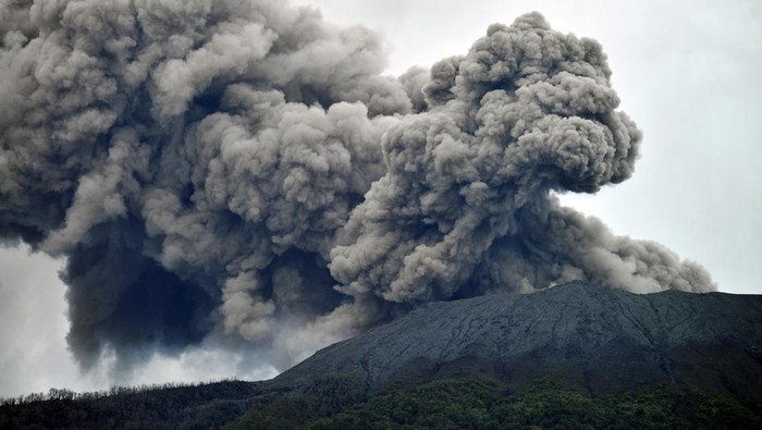 Erupsi, Ini Penampakan Semburan Abu Vulkanik Gunung Marapi Gunung Marapi yang mengeluarkan abu vulkanik terlihat dari Nagari Batu Palano, Agam, Sumatera Barat, Senin (4/12/2023). Gunung dengan ketinggian 2.891 mdpl itu mengalami beberapa kali erupsi dan embusan sejak Minggu (3/12/2023) dengan status berdasarkan Pusat Vulkanologi dan Mitigasi Bencana Geologi (PVMBG) yakni waspada level II. ANTARA FOTO/Iggoy el Fitra/aww.