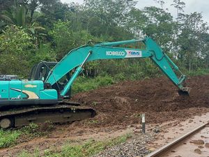 Evakuasi Material Longsor di Rel KA Banyumas Dibantu Alat Berat