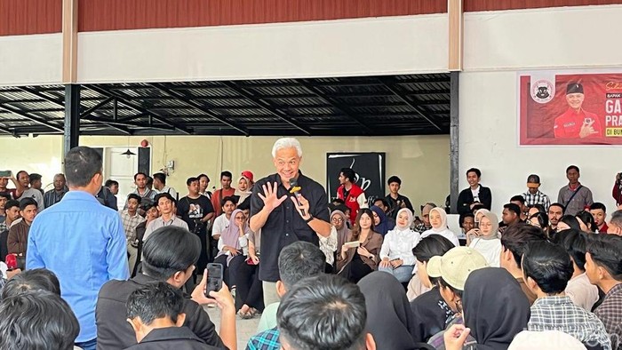 Ganjar Pranowo di acara Ngopi dan Ngobrol Santai dengan Milenial, Gen Z dan Influencer, di Cafe Tanaris, Palu, Sulawesi Tengah (Anggi/detikcom)