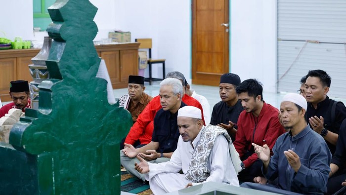 Ganjar Pranowo ziarah makam Guru Tua di Palu