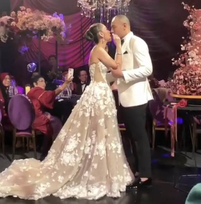 Namun, fitur utama terdapat di bagian rok. Dalam unggahan terbarunya, Yogie menyebut gaun tersebut dilengkapi ekor sepanjang hampir satu meter yang dihiasi aplikasi bordiran bunga tiga dimensi. “The 3 feet long train extending from her skirt are fully embroidered with 3D florals,” tulisnya di akun @mryogiepratama. (Foto: Instagram)