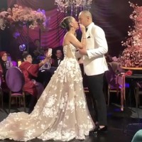 Namun, fitur utama terdapat di bagian rok. Dalam unggahan terbarunya, Yogie menyebut gaun tersebut dilengkapi ekor sepanjang hampir satu meter yang dihiasi aplikasi bordiran bunga tiga dimensi. “The 3 feet long train extending from her skirt are fully embroidered with 3D florals,” tulisnya di akun @mryogiepratama. (Foto: Instagram)