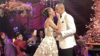 Foto: Pesona BCL Pakai Gaun Pengantin Bertabur Bunga 3 Dimensi di Resepsi