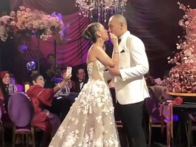 Foto: Pesona BCL Pakai Gaun Pengantin Bertabur Bunga 3 Dimensi di Resepsi
