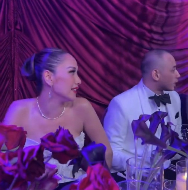 Penampilan ibu satu anak ini makin memukau dengan perhiasan yang menghiasinya. Kalung berlian dan anting bergaya chandelier menjadi andalan untuk momen teristimewanya tersebut. (Foto: Instagram)