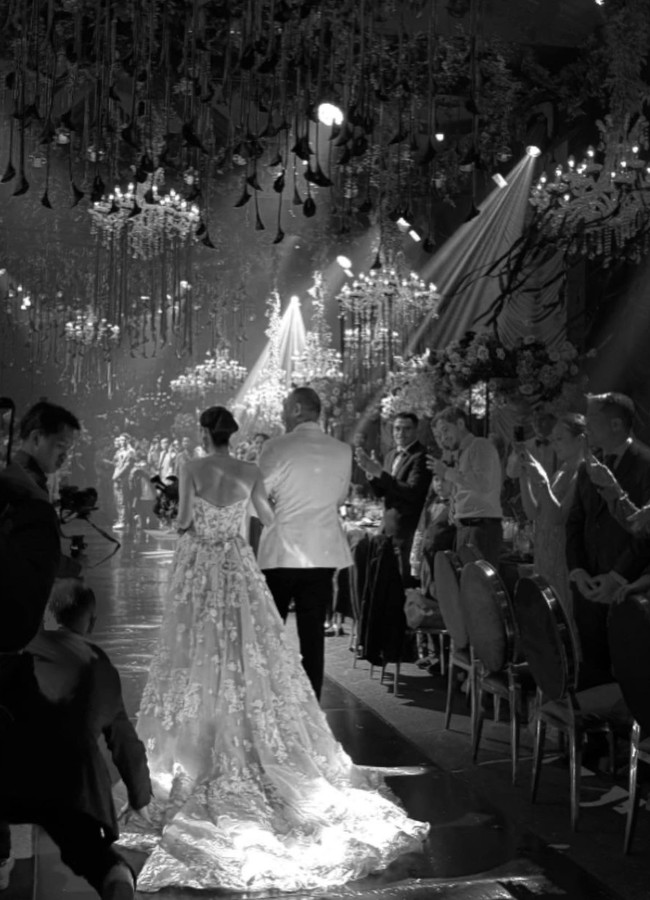 Gaun tersebut sukses menempatkan BCL di pusat sorotan ketika berjalan bersama suami barunya di hadapan para tamu. (Foto: Instagram)