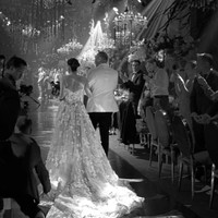 Gaun tersebut sukses menempatkan BCL di pusat sorotan ketika berjalan bersama suami barunya di hadapan para tamu. (Foto: Instagram)