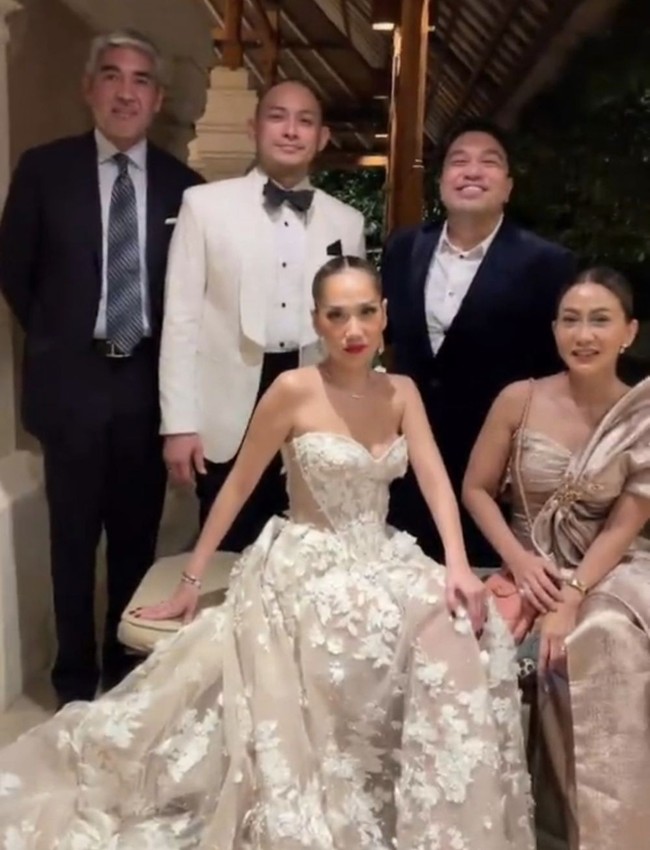 Gaun putih tersebut hadir dengan bodice strapless yang menonjolkan keindahan bahu BCL. Sementara itu, dominasi material sheer yang menerawang menyumbangkan kesan seksi. (Foto: Instagram)