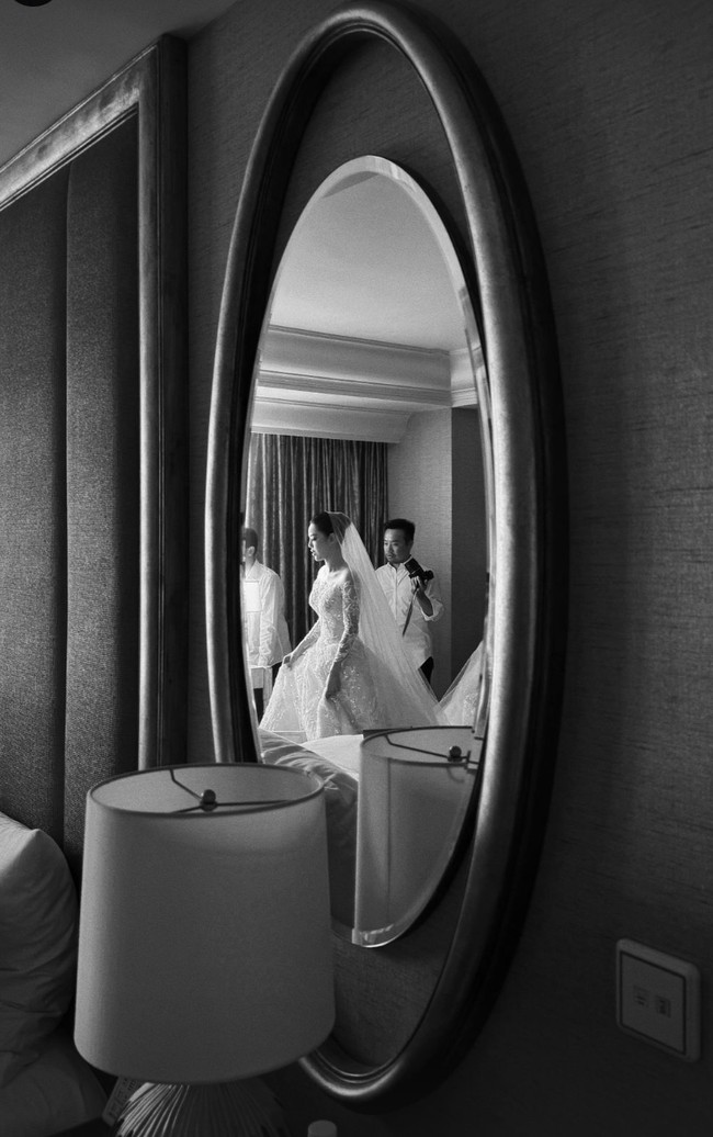 Aktris dan penyanyi Bunga Citra Lestari bak putri raja pada hari bahagianya. Di resepsi pernikahannya dengan Tiko Aryawardhana di Bali, pada Sabtu (2/12/2023), BCL memesona dalam balutan gaun rancangan Yogie Pratama. (Foto: Instagram)