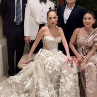 Gaun putih tersebut hadir dengan bodice strapless yang menonjolkan keindahan bahu BCL. Sementara itu, dominasi material sheer yang menerawang menyumbangkan kesan seksi. (Foto: Instagram)