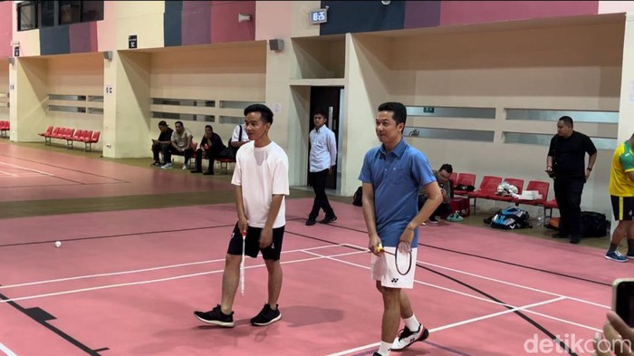 Gibran main badminton bareng Taufik Hidayat di GBK. (Mulia Budi/detikcom)