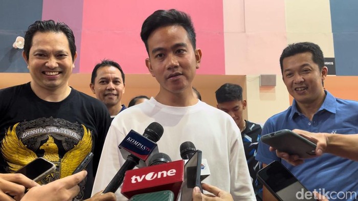 Gibran Rakabuming Raka melakukan olahraga badminton bersama sejumlah atlet dan influencer di GBK Arena (Mulia/detikcom)