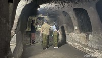 Nama Goa Gajah berasal dari kata Lwa Gajah. Pada lontar Negarakertagama yang disusun oleh Mpu Prapanca pada tahun 1365 M, terdapat nama Lwa Gajah. Kata Lwa berarti sungai dan Gajah yang berarti wihara tempat pemujaan para Biksu umat beragama Budha. Jika diartikan kata Lwa Gajah dapat diartikan sebagai tempat pertapaan para Biksu umat beragama Budha yang lokasinya berada di tepi sungai.