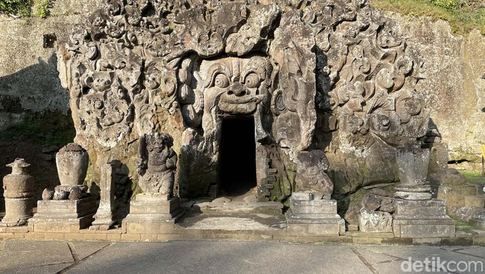 Goa Gajah menjadi destinasi yang fenomenal dengan kerukunan dua agama, khususnya untuk agama Hindu dan Buddha di Bali. Begini potretnya.