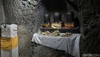 Pada mulut goa traveler akan menemukan beberapa artefak yang terdapat pada sisi kanan dan kiri mulut goa. Artefak ini berupa arca Dwarapala, arca Ganesha, dan batu silinder.  