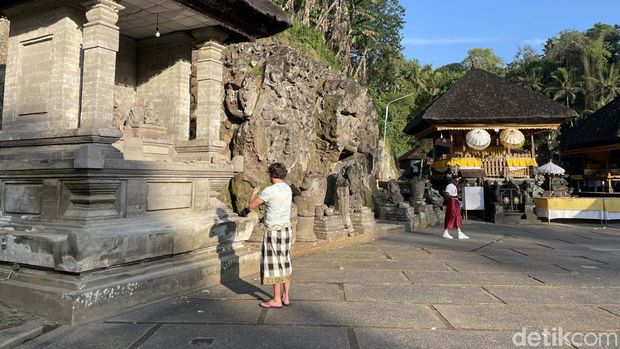 Goa Gajah menjadi destinasi yang fenomenal dengan kerukunan dua agama, khususnya untuk agama Hindu dan Buddha di Bali. Begini potretnya.