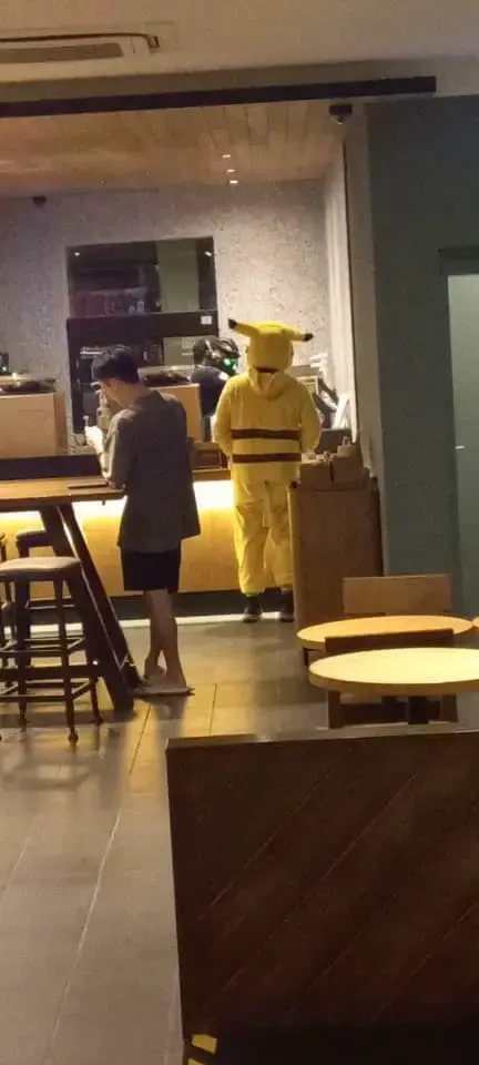 Kocak! Driver Ojol Ini Pakai Kostum Pikachu untuk Antar Makanan