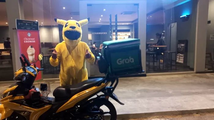 Kocak! Driver Ojol Ini Pakai Kostum Pikachu untuk Antar Makanan